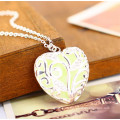 Vente en gros Collier pendentif en coeur creux Collier en un seul cristal